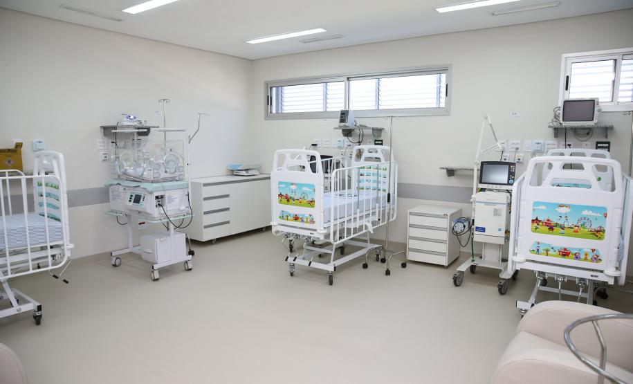 O secretário de Estado da Saúde Beto Preto entrega 57 novos leitos no Hospital Universitário (HU) de Londrina, sendo destinados exclusivamente aos pacientes confirmados e suspeitos da Covid-19, sendo 32 de UTI (adulto e pediátrica) e 25 de enfermaria. 20/07/2020