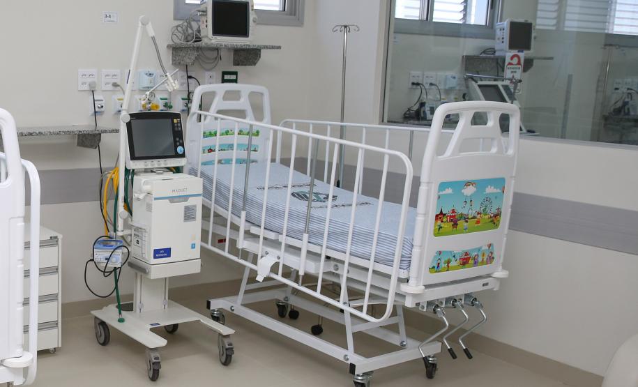 O secretário de Estado da Saúde Beto Preto entrega 57 novos leitos no Hospital Universitário (HU) de Londrina, sendo destinados exclusivamente aos pacientes confirmados e suspeitos da Covid-19, sendo 32 de UTI (adulto e pediátrica) e 25 de enfermaria. 20/07/2020