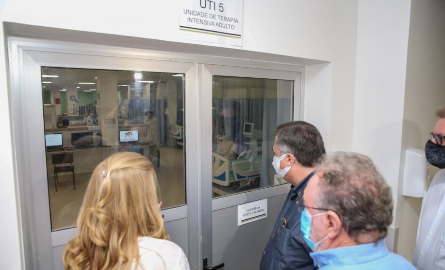 O secretário de Estado da Saúde Beto Preto entrega 57 novos leitos no Hospital Universitário (HU) de Londrina, sendo destinados exclusivamente aos pacientes confirmados e suspeitos da Covid-19, sendo 32 de UTI (adulto e pediátrica) e 25 de enfermaria. 20/07/2020