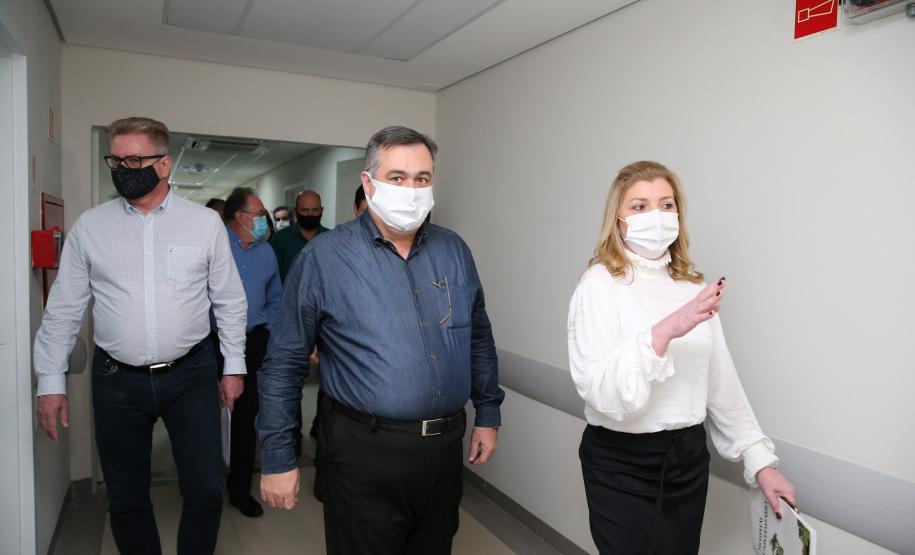 O secretário de Estado da Saúde Beto Preto entrega 57 novos leitos no Hospital Universitário (HU) de Londrina, sendo destinados exclusivamente aos pacientes confirmados e suspeitos da Covid-19, sendo 32 de UTI (adulto e pediátrica) e 25 de enfermaria. 20/07/2020