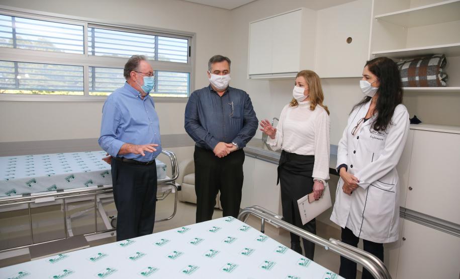 O secretário de Estado da Saúde Beto Preto entrega 57 novos leitos no Hospital Universitário (HU) de Londrina, sendo destinados exclusivamente aos pacientes confirmados e suspeitos da Covid-19, sendo 32 de UTI (adulto e pediátrica) e 25 de enfermaria. 20/07/2020