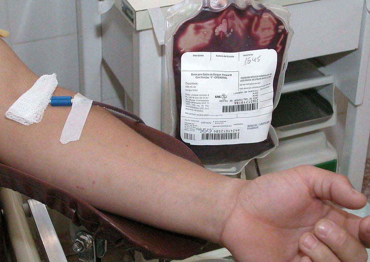Doação de sangue mulher doa plasma sanguíneo evento de caridade