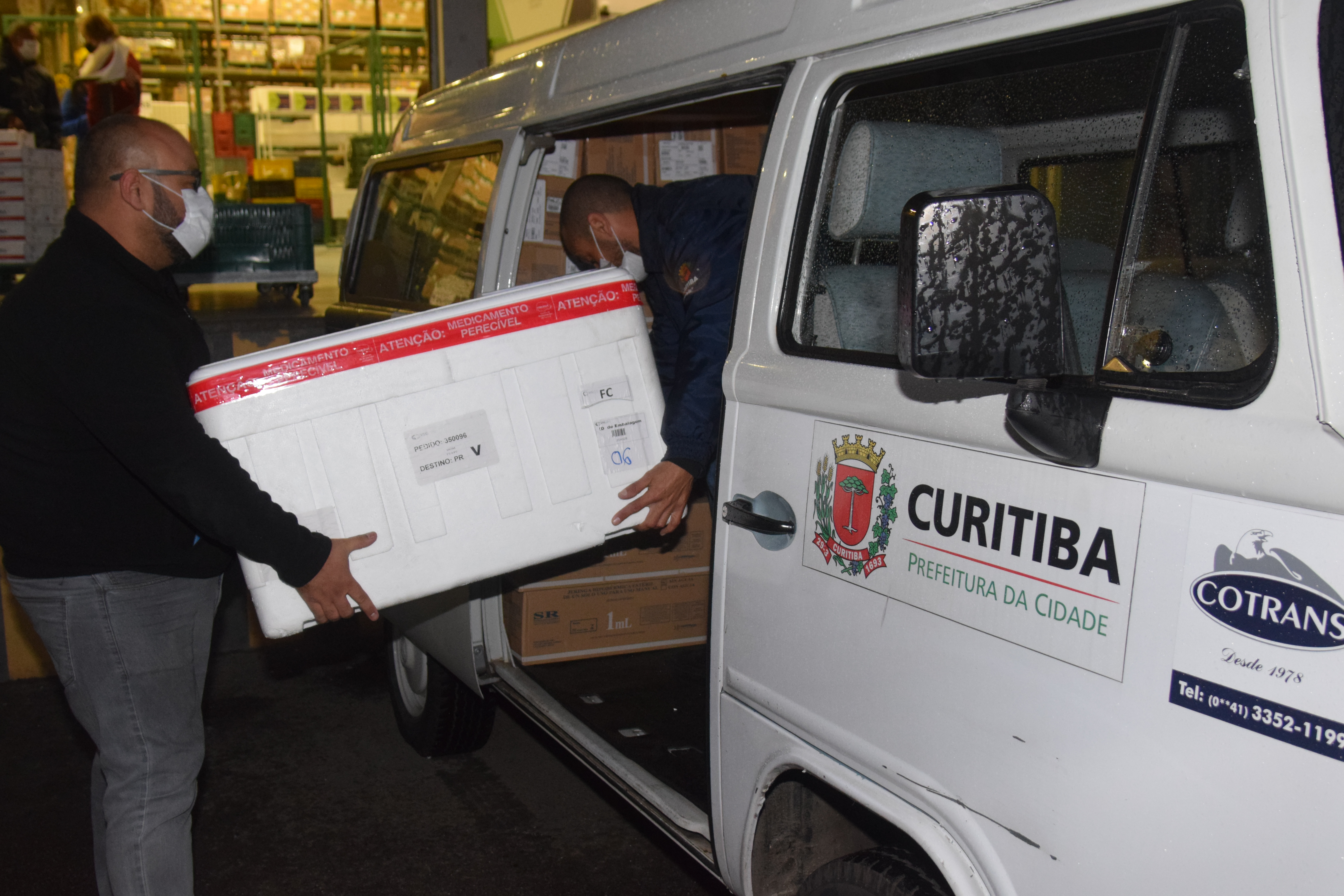 Governo do Estado entrega seringas e mais doses de vacina contra a Covid-19 para Curitiba em menos de seis horas
