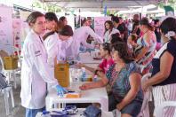 Paraná Rosa em Ação leva atenção à saúde da mulher e serviços a Foz do Iguaçu