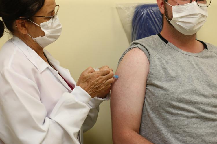 Complexo do Trabalhador vacina 92% dos profissionais da linha de frente