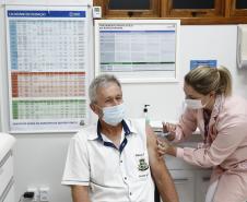 Vacinação contra a Covid-19 já começou nos 399 municípios do Paraná