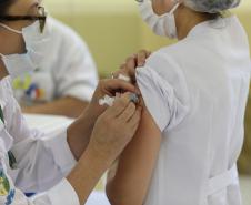Paraná passa de 4,5 milhões de doses aplicadas, com 66,7% do grupo prioritário vacinado
