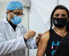 80% das cidades do Paraná já imunizam pessoas até 30 anos
