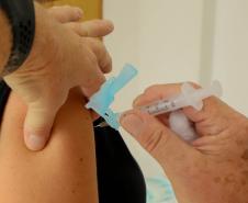97% dos municípios já vacinam pessoas acima de 18 anos com a bivalente contra a Covid-19