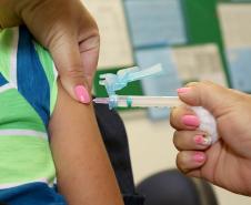Férias: atualizar a carteira de vacinação protege crianças e jovens em passeios e viagens