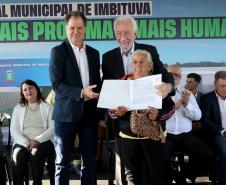 Estado libera R$ 12 milhões para 1º hospital de Imbituva e entrega matrículas de 171 casas