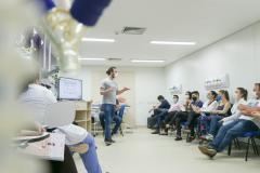 Técnicos da Sesa treinam trabalhadores da ala Covid do Hospital Universitário dos Campos Gerais 