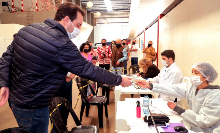 Governador é imunizado em Apucarana, município onde campanha de Domingo a Domingo foi lançada