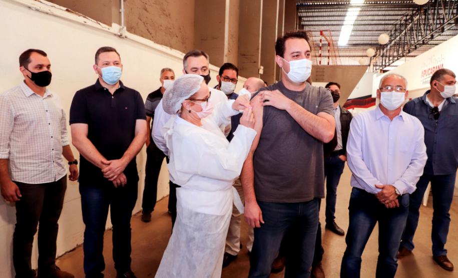 Governador é imunizado em Apucarana, município onde campanha de Domingo a Domingo foi lançada