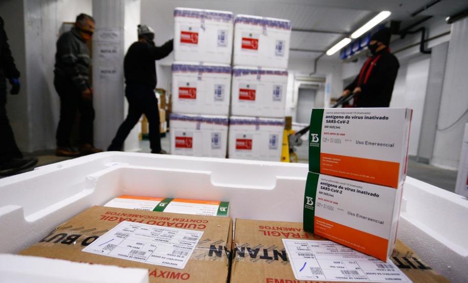O Paraná recebe nesta terça-feira (20), do Ministério da Saúde, mais doses de vacinas contra a Covid-19.
