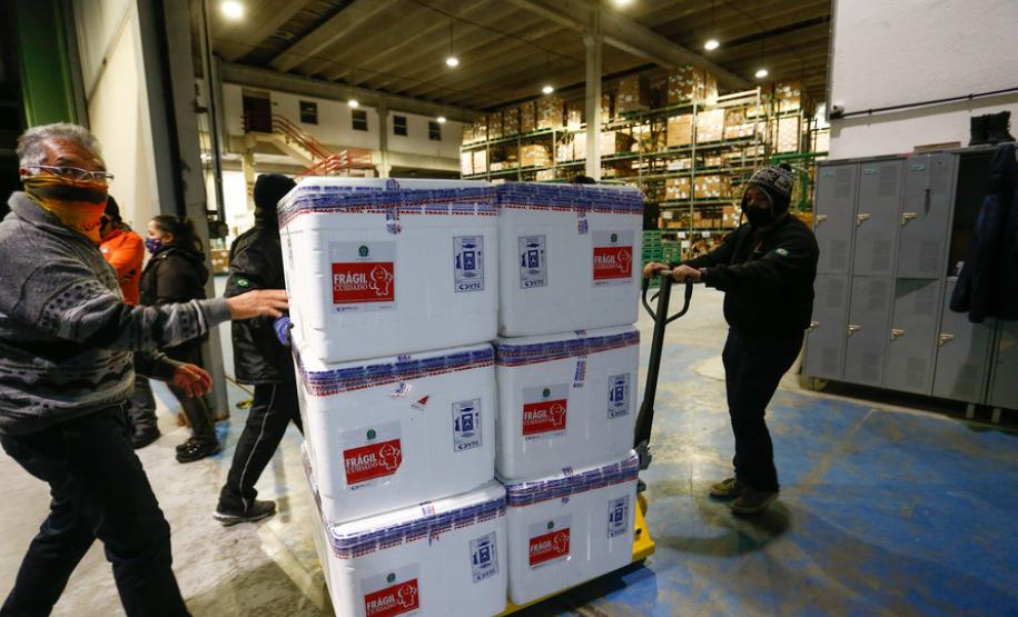 O Paraná recebe nesta terça-feira (20), do Ministério da Saúde, mais doses de vacinas contra a Covid-19.