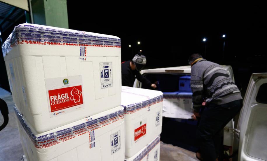 O Paraná recebe nesta terça-feira (20), do Ministério da Saúde, mais doses de vacinas contra a Covid-19.