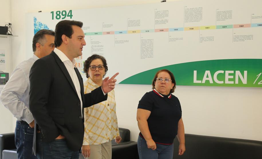 lacen gov O Governador Carlos Massa Ratinho Junior em visita nesta quarta-feira (01/04), ao Laboratório Central do Estado - LACEN acompanhado do secretario de Estado da Saúde, Beto Preto. Curitiba, 01/04/2020 - Foto: Geraldo Bubniak/AEN