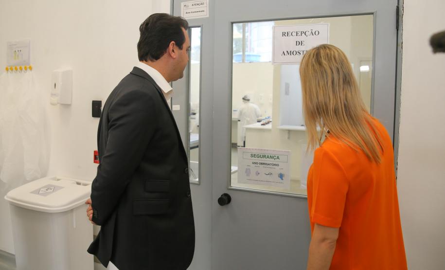 lacen gov O Governador Carlos Massa Ratinho Junior em visita nesta quarta-feira (01/04), ao Laboratório Central do Estado - LACEN acompanhado do secretario de Estado da Saúde, Beto Preto. Curitiba, 01/04/2020 - Foto: Geraldo Bubniak/AEN