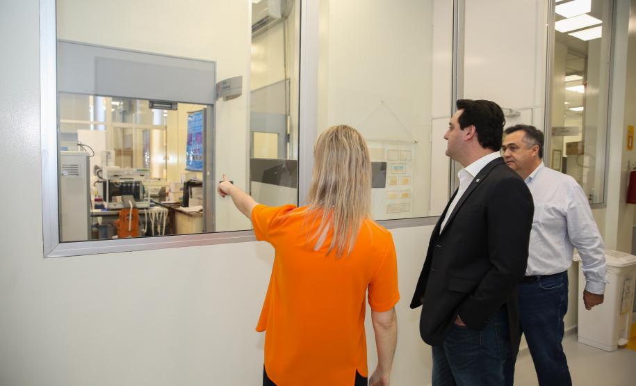 lacen gov O Governador Carlos Massa Ratinho Junior em visita nesta quarta-feira (01/04), ao Laboratório Central do Estado - LACEN acompanhado do secretario de Estado da Saúde, Beto Preto. Curitiba, 01/04/2020 - Foto: Geraldo Bubniak/AEN