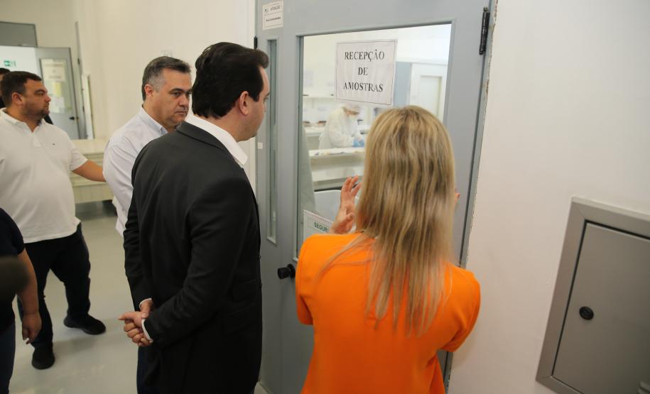 lacen gov O Governador Carlos Massa Ratinho Junior em visita nesta quarta-feira (01/04), ao Laboratório Central do Estado - LACEN acompanhado do secretario de Estado da Saúde, Beto Preto. Curitiba, 01/04/2020 - Foto: Geraldo Bubniak/AEN